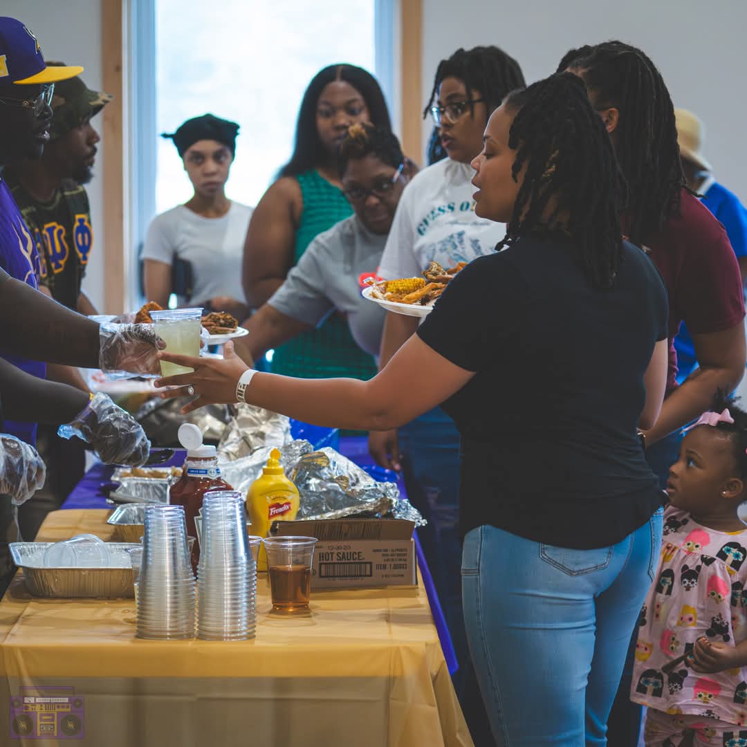 Purple and Gold Foundation Seafood Quenanza — photo 1